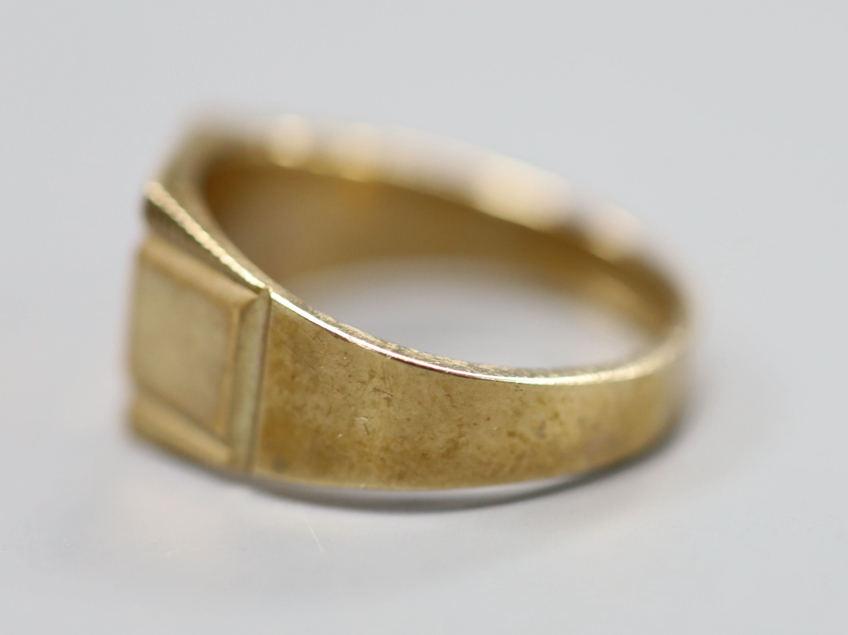 A 9ct gold signet ring, size P, 5 grams.